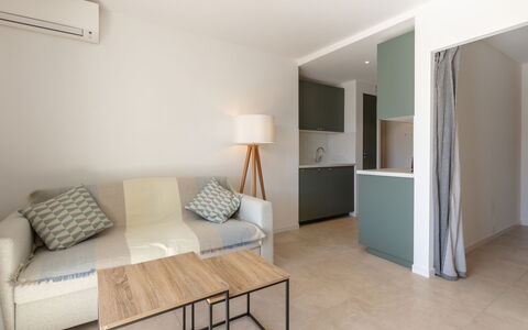 Odyssee 80: Propriété, Meubles, Confort, Table, Bois, Design Intérieur, Sol, Ombre
