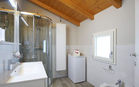 Dongo 679: Robinet, Luminaire Plomberie, Évier, Propriété, Lavabo, Salle De Bains, Bâtiment, Bois, Éclairage, Design Intérieur