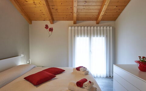 Dongo 679: Propriété, Bâtiment, Meubles, Confort, Fenêtre, Bois, Orange, Ombre, Design Intérieur, Cabinetry