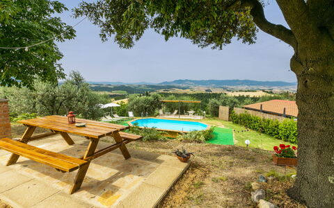 Miranda: Plante, Ciel, Communauté Des Plantes, L'Eau, Paysage Naturel, Table, Arbre, Ombre, Mobilier De Jardin, Piscine