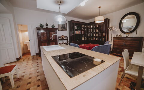 Posada La Casa Del Pintor: Marron, Miroir, Meubles, Cabinetry, Comptoir, Cuisine, Électroménager, Bois, Éclairage, Design Intérieur