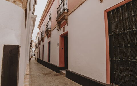 Posada La Casa Del Pintor: Fenêtre, Bois, Surface De La Route, Bâtiment, Quartier, Ruelle, Sol, Route, Façade, Ville