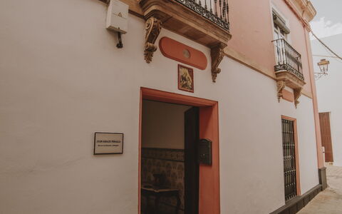 Posada La Casa Del Pintor: Propriété, Bâtiment, Bois, Porte, Quartier, Maison, Façade, Teintes Et Ombres, Sol