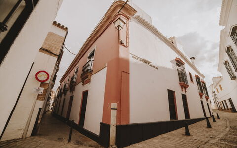 Posada La Casa Del Pintor: Ciel, Nuage, Bâtiment, Fenêtre, Ruelle, Façade, Teintes Et Ombres, Route, Porte, Ville