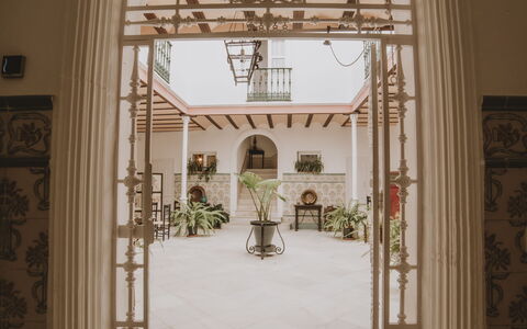 Posada La Casa Del Pintor: Bâtiment, Plante, Arbre, Art, Teintes Et Ombres, Verre, Symétrie, Façade, Cambre, Arcade