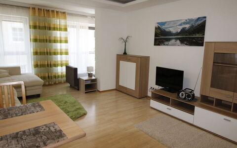 Saalfelden am Steinernen Meer 110: Propriété, Meubles, Canapé, Fenêtre, Design Intérieur, Bois, Salon, Confort, Sol, Sol