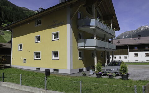 See 645: Ciel, Bâtiment, Plante, Fenêtre, Maison, Lot Terre, Chalet, Design Urbain, Voiture, Herbe