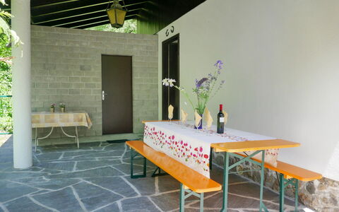 Chalet al Portic: Table, Meubles, Bâtiment, Vert, Plante, Chaise, Bois, Design Intérieur, Sol, Maison