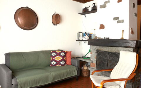 Chalet al Portic: Meubles, Mur, Sol, Design Intérieur, Bois, Sol, Canapé, Salon, Pièce, Éclairage