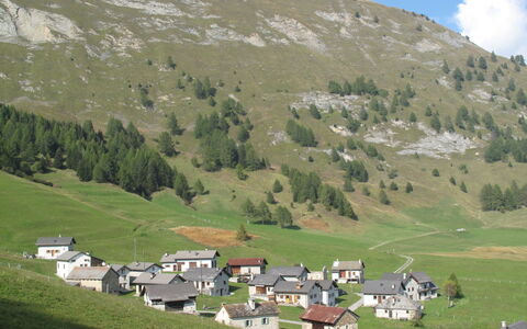 Chalet al Portic: Table, Plante, Vaisselle, Meubles, Ciel, Propriété, Chaise, Mobilier De Jardin, Tableau De Plein Air, Design Intérieur