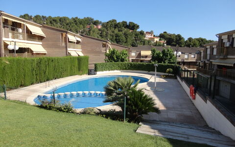 Mora Igor: Plante, Ciel, L'Eau, Jour, Bâtiment, Fenêtre, Piscine, Bleu Azur, Ombre, Arbre