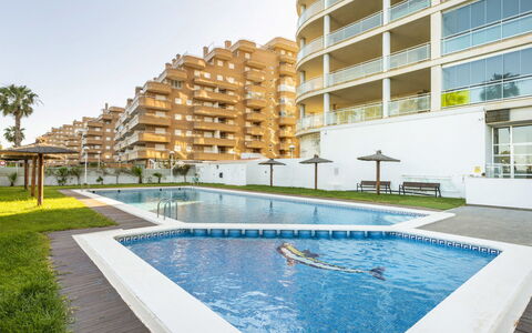 Mondrian: Jour, Appartement, Ville, Condominium, Ombre, Balcon, Hôtel, Piscine