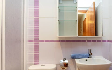 Mondrian: Salle De Bains, Luminaire Plomberie, Sol, Design Intérieur, Lavabo, Sol, Plomberie, Miroir, Robinet, Évier