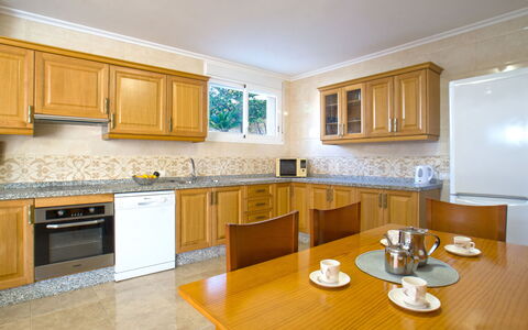 Villa Delfín: Table, Cabinetry, Propriété, Comptoir, Meubles, Bâtiment, Bois, Cuisine, Éclairage, Design Intérieur