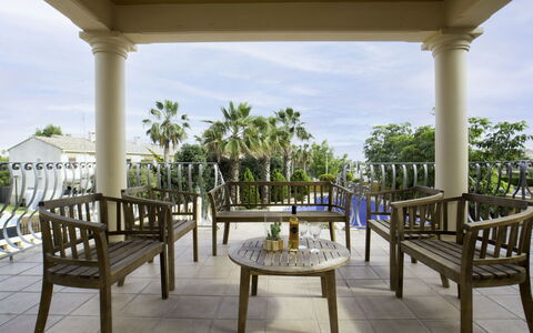 Villa Delfín: Ciel, Propriété, Ombre, Botanique, Design Intérieur, Architecture, Plante, Mobilier De Jardin, Loisir, Arbre