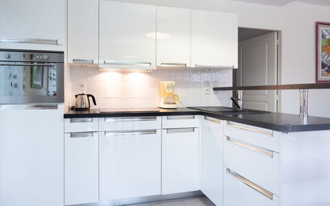 Les Jardins du Levant: Cabinetry, Comptoir, Evier, Appareil De Cuisine, Cuisine, Électroménager, Évier, Cuisinière, Éclairage, Design Intérieur