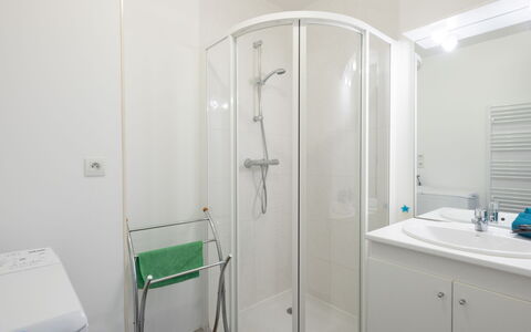 Les Jardins du Levant: Luminaire Plomberie, Porte De Douche, Salle De Bains, Bâtiment, Douche, Porte, Design Intérieur, Bar De Douche