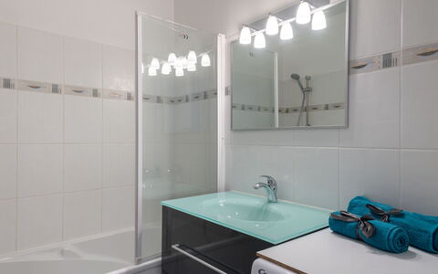 Résidence Ker Armor: Robinet, Luminaire Plomberie, Propriété, Salle De Bains, Évier, Armoire De Toilette, Baignoire, Design Intérieur, Douche, Rectangle