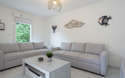 Résidence Ker Armor: Canapé, Meubles, Propriété, Table, Blanc, Plante, Design Intérieur, Éclairage, Canapé-Lit