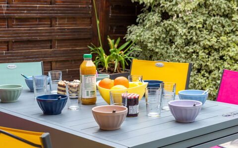 Résidence Ker Armor: Table, Vaisselle, Aliments, Bouteille, Plante, Design Intérieur, Mobilier De Jardin, Nappe De Table, Tableau De Plein Air, Orange