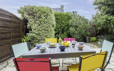 Résidence Ker Armor: Table, Nuage, Ciel, Meubles, Vaisselle, Propriété, Chaise, Plante, Tableau De Plein Air, Mobilier De Jardin