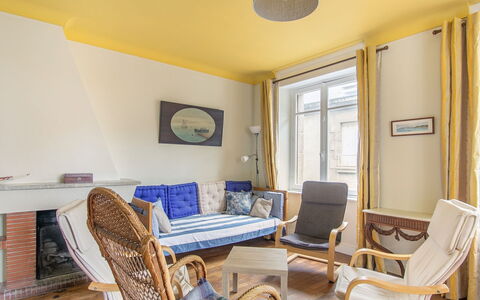Le Cap Horn: Meubles, Propriété, Chaise, Fenêtre, Cadre, Bleu Azur, Design Intérieur, Bois, Jaune, Confort