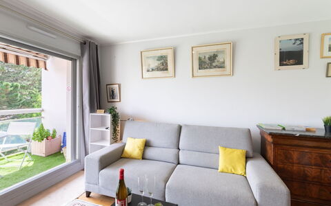 Arverna: Cadre, Propriété, Table, Canapé, Plante, Meubles, Canapé-Lit, Sol, Salon, Sol