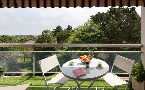 Arverna: Plante, Table, Meubles, Propriété, Bâtiment, Ciel, Chaise, Botanique, La Nature, Fenêtre