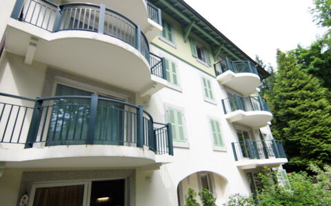 Les Jardins de L'Astoria: Bâtiment, Propriété, Fenêtre, Ciel, Arbre, Architecture, Maison, Plante, Design Urbain