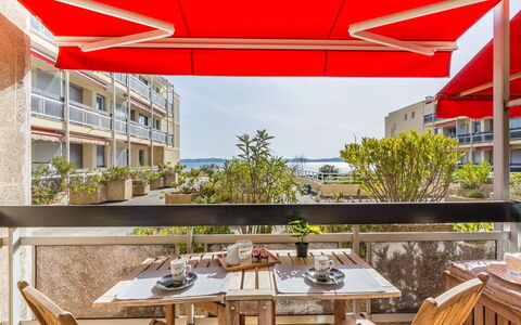 Sainte Maxime 130: Table, Bâtiment, Meubles, Ciel, Ombre, Design Intérieur, Immobilier, Bois, Mobilier De Jardin, Design Urbain