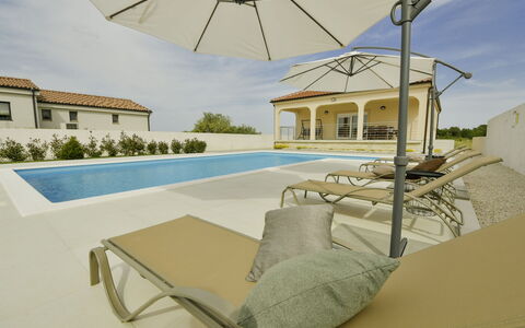 Nisa: Ciel, Jour, Propriété, Bâtiment, Bleu Azur, La Nature, Ombre, Mobilier De Jardin, Design Intérieur, Nuage