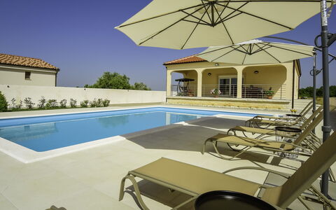Nisa: Ciel, Bâtiment, Lumière, Plante, Piscine, Ombre, Mobilier De Jardin, Chaise, Balancelle, Loisir