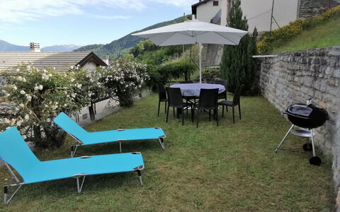 Rustico Olmo: Plante, Propriété, Nuage, Ciel, Bâtiment, Mobilier De Jardin, Ombre, Herbe, Loisir, Tableau De Plein Air