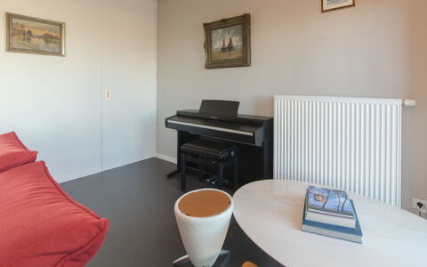 Turquoise Duplex Appartment: Table, Cadre, Meubles, Propriété, Bâtiment, Bureau, Bois, Vaisselle, Chaise, Comptoir