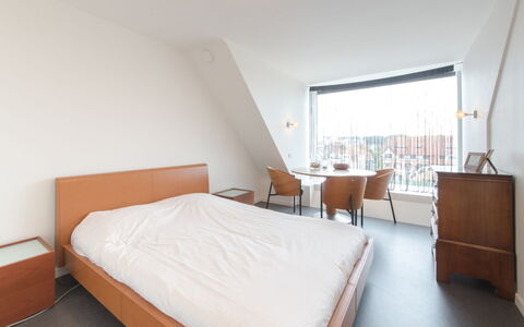 Turquoise Duplex Appartment: Meubles, Propriété, Confort, Bâtiment, Bois, Cadre De Lit, Maison, Design Intérieur, Oreiller