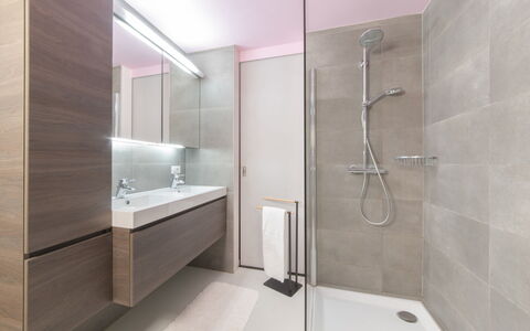 Turquoise Duplex Appartment: Robinet, Luminaire Plomberie, Tete De Douche, Miroir, Bâtiment, Évier, Salle De Bains, Bar De Douche, Douche