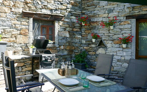 Open Space with Patio Lety: Table, Meubles, Propriété, Plante, Chaise, Design Intérieur, Pot De Fleur, Plante D'Appartement, Mobilier De Jardin, Fenêtre
