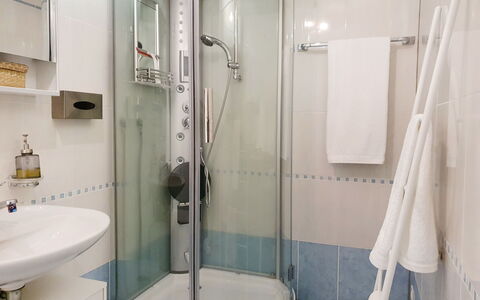 Open Space with Patio Lety: Propriété, Luminaire Plomberie, Évier, Salle De Bains, Robinet, Douche, Lavabo, Sol, Porte De Douche