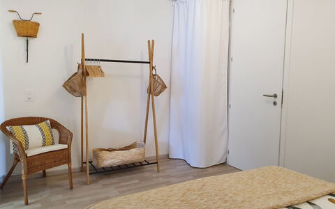Open Space with Patio Lety: Propriété, Meubles, Bâtiment, Bois, Confort, Textile, Design Intérieur, Ombre, Sol