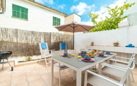 Can Monjo: Nuage, Ciel, Table, Bâtiment, Propriété, Meubles, Plante, Maison, Fenêtre, Mobilier De Jardin