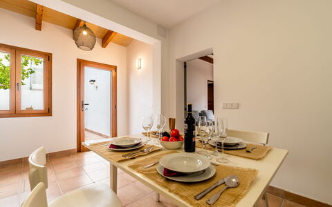 Can Monjo: Table, Meubles, Propriété, Bâtiment, Fenêtre, Chaise, Bois, Design Intérieur, Maison, Vaisselle