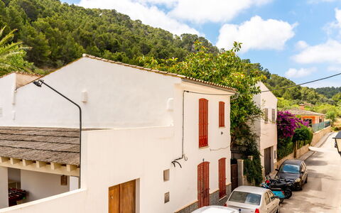 Can Monjo: Nuage, Bâtiment, Ciel, Voiture, Fenêtre, Propriété, Véhicule, Plante, Vert, Maison