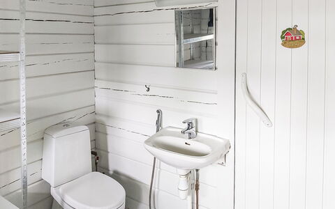 Villa Koivumäki: Luminaire Plomberie, Siège De Toilette, Salle De Bains, Sol, Toilette, Sol, Évier, Plomberie, Lavabo, Robinet