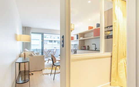 Winston: Meubles, Bâtiment, Fenêtre, Chaise, Bois, Design Intérieur, Étagère, Salle, Rayonnage