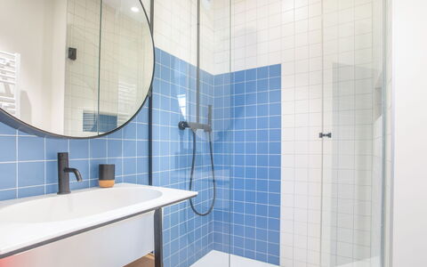 Winston: Miroir, Luminaire Plomberie, Robinet, Propriété, Évier, Tete De Douche, Salle De Bains, Violet, Bâtiment, Éclairage