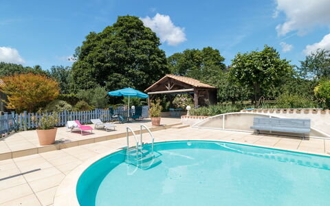 Au Bord du Canal: L'Eau, Nuage, Ciel, Plante, Piscine, Bleu Azur, Arbre, Mobilier De Jardin, Bâtiment, Loisir