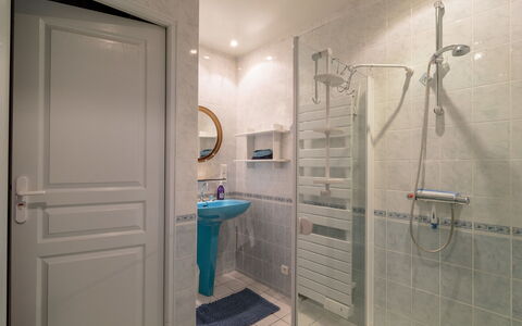 Au Bord du Canal: Luminaire Plomberie, Tete De Douche, Propriété, Panneau De Douche, Bar De Douche, Douche, Porte, Salle De Bains, Robinet