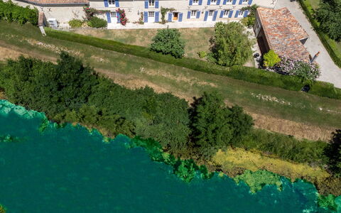 Au Bord du Canal: Ressources En Eau, Plante, Bâtiment, L'Eau, Pente, Paysage Naturel, Végétation, Lot Terre, Design Urbain, Cours D'Eau