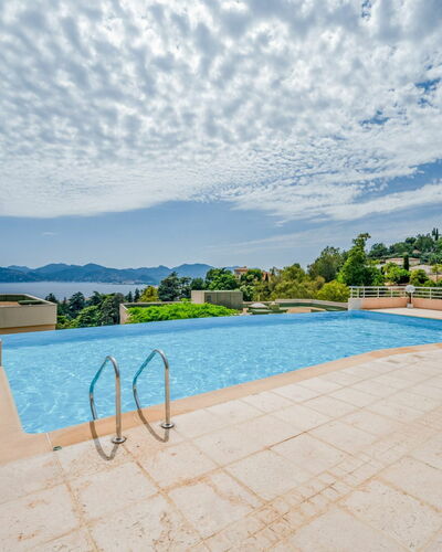 La Croix des Gardes: Nuage, L'Eau, Ciel, Ressources En Eau, Plante, Piscine, Bleu Azur, Arbre, Mobilier De Jardin, Bâtiment