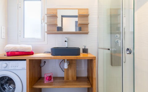 L'Auteuil: Cabinetry, Propriété, Meubles, Bâtiment, Table, Bois, Miroir, Rayonnage, Robinet, Design Intérieur